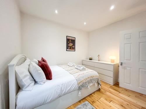 Central Camden Apartment P3 - Tap to explore photos