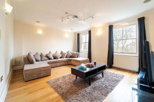 LUX 2BDR Riverside Penthouse in Chelsea Near King's Road - Tap to explore photos