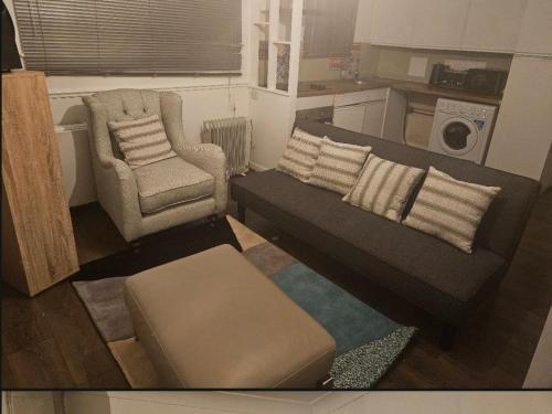 1 Bed House Sleeps 2 -Free Parking -Tv - Tap to explore photos