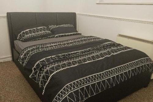 1 Bed House Sleeps 2 -Free Parking -Tv - Tap to explore photos