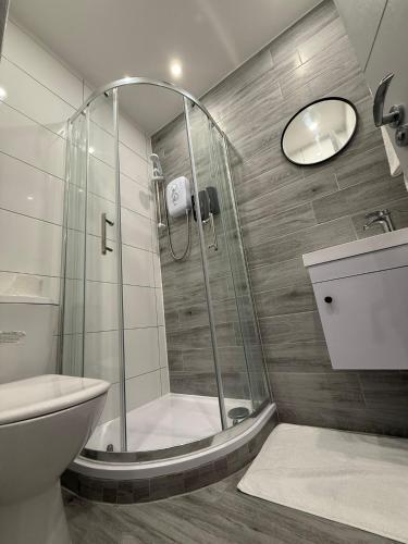 Letzi Premium Cozy Retreat Private En-Suite Rooms, Heathrow Airport - Tap to explore photos