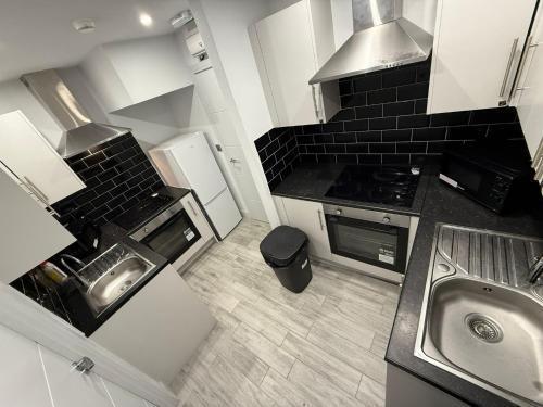 Letzi Premium Cozy Retreat Private En-Suite Rooms, Heathrow Airport - Tap to explore photos