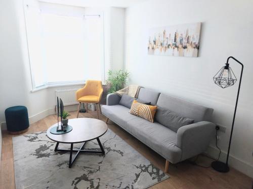 Two bedroom house in Stratford East London - Tap to explore photos