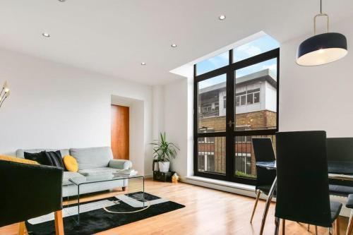 Spacious modern flat in the heart of Shoreditch - Tap to explore photos