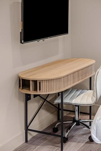 Boutique Studio Sanctuary with Bespoke Kitchenette - Tap to explore photos