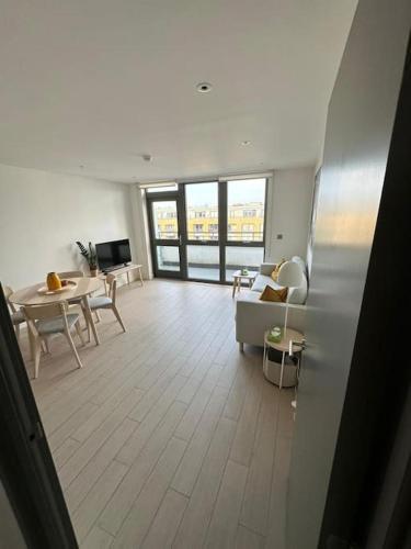Modern Islington 1BR flat on Regent's Canal - Tap to explore photos