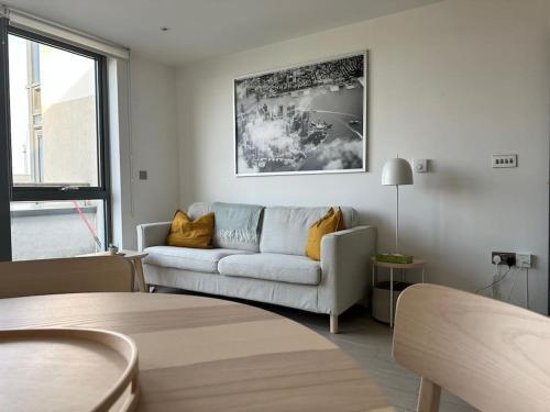 Modern Islington 1BR flat on Regent's Canal - Tap to explore photos
