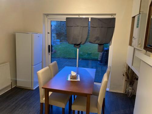 Contractor & Family Friendly House Romford - Tap to explore photos