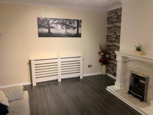 Contractor & Family Friendly House Romford Room Type - Three-Bedroom House