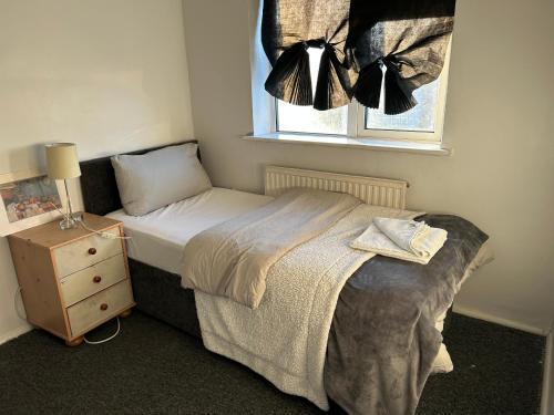 Contractor & Family Friendly House Romford - Tap to explore photos