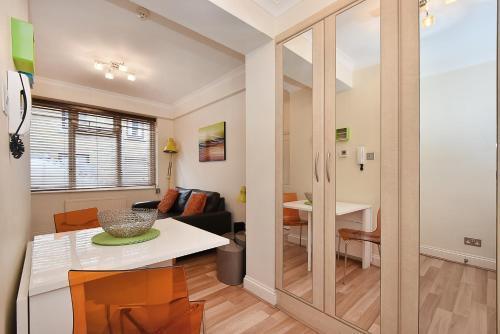 Marylebone Serviced Apartments by Globe - Tap to explore photos