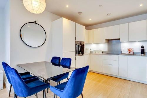 City View 2BR with Gym & Gardens - Tap to explore photos