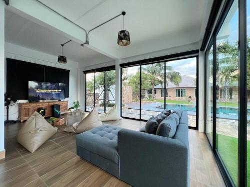Arom Pool Villa Pattaya 2 - Tap to explore photos