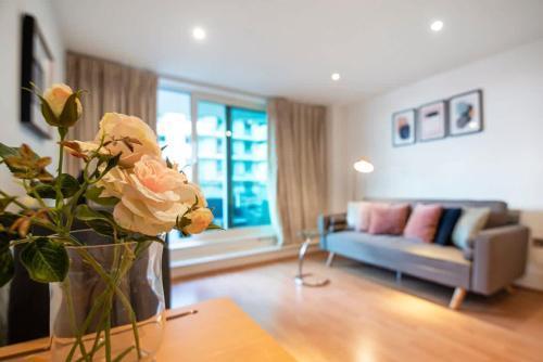 Central 2 bed with Large Terrace - Tap to explore photos