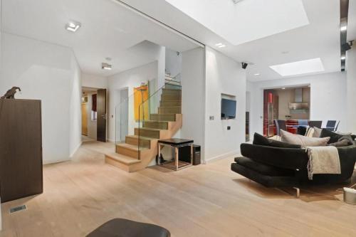 Green Street Luxury Apartment in London - Tap to explore photos