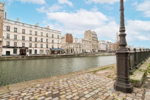 Luxury apartment on Canal Saint Martin - Tap to explore photos