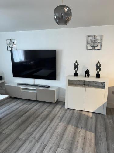 Beautiful One Bed Flat - Tap to explore photos