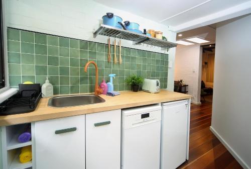 Heritage Hideaway in Darlinghurst - Tap to explore photos