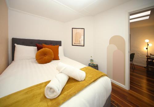 Heritage Hideaway in Darlinghurst - Tap to explore photos