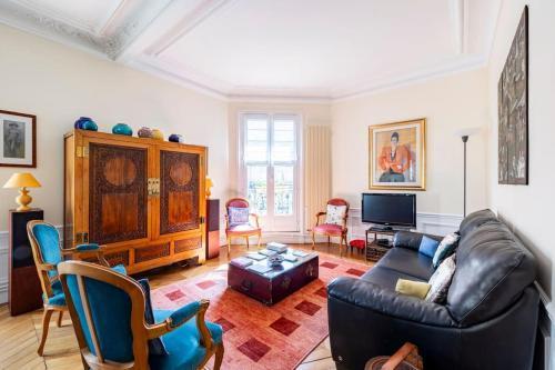 YOUR HOME FROM HOME near EIFFEL TOWER-INVALIDES - Tap to explore photos