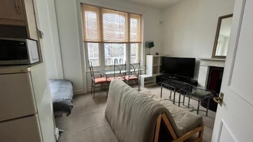 Studio in heart of Maida Vale - Tap to explore photos