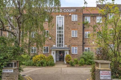 Spacious 2 bedroom apartment in London - Tap to explore photos