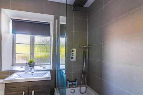 Spacious 2 bedroom apartment in London - Tap to explore photos