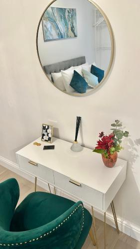 The Green Luxe En-Suite in Stratford - Tap to explore photos
