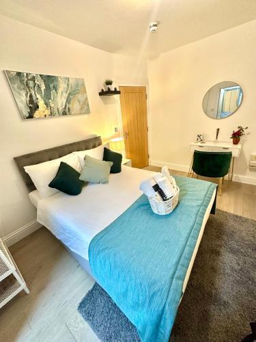 The Green Luxe En-Suite in Stratford - Tap to explore photos