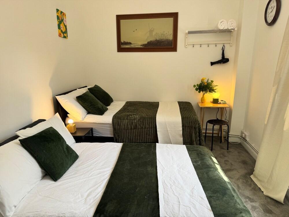 Eurostar Private Studio Flat Sleeps up to 4 London - Tap to explore photos