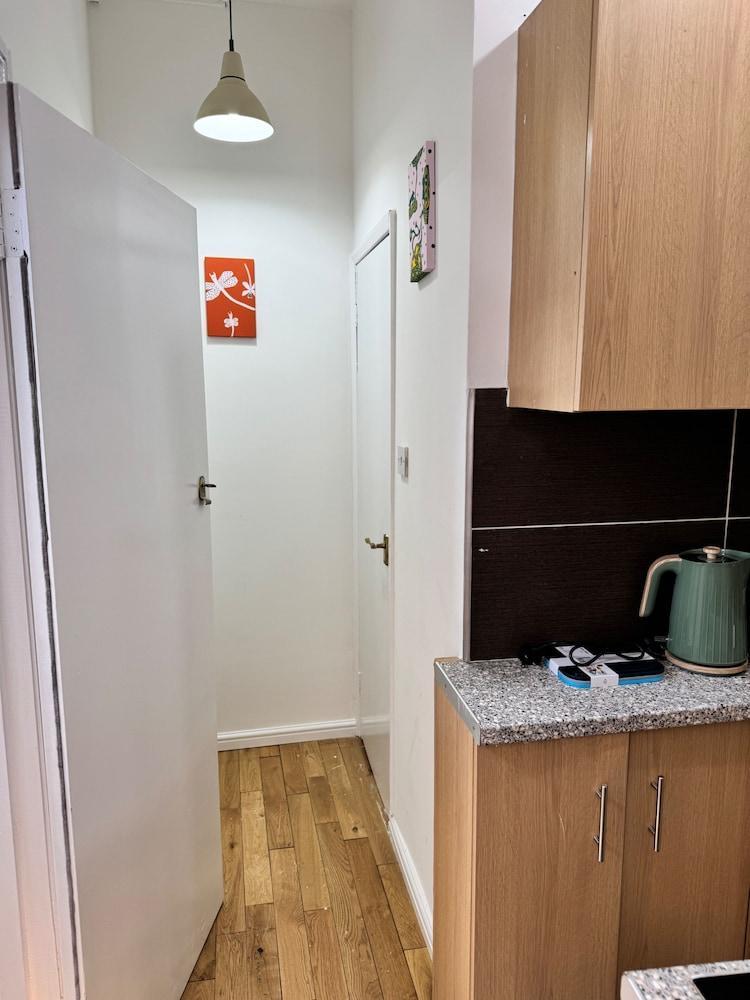 Eurostar Private Studio Flat Sleeps up to 4 London - Tap to explore photos