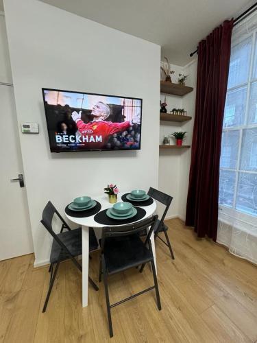 Kings Cross-Euston Apartment - Tap to explore photos