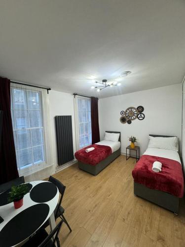 Kings Cross-Euston Apartment - Tap to explore photos
