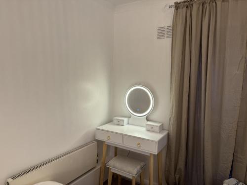 Stylish Entire Apartment with Private Garden in Camden, Central London - Tap to explore photos