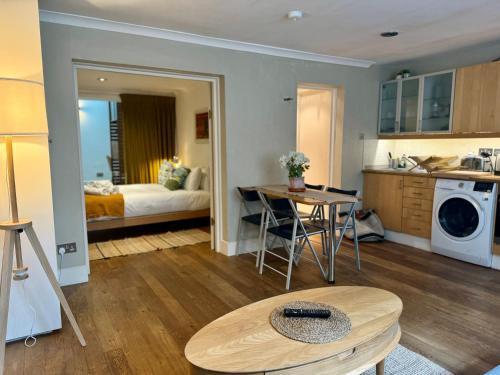 Central London Regent Park apartment - Tap to explore photos