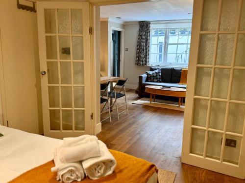Central London Regent Park apartment - Tap to explore photos