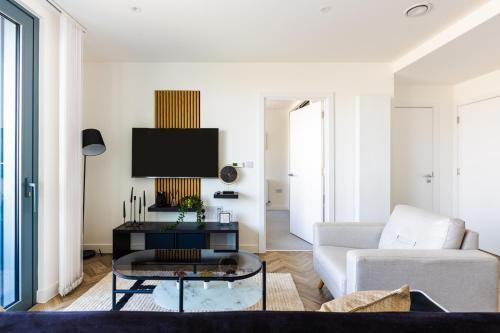 Luxury Apt Near Canary Wharf with Stunning Views - Tap to explore photos