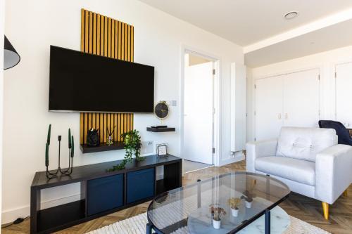 Luxury Apt Near Canary Wharf with Stunning Views - Tap to explore photos