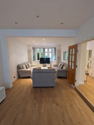 Large 6 Bedroom house in Hendon - Tap to explore photos