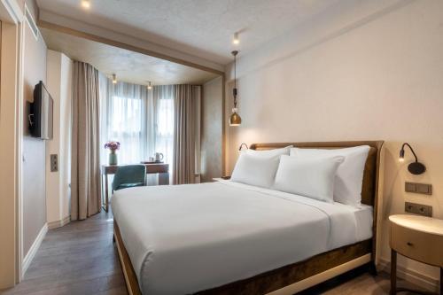 Smart and Simple Hotel Karakoy Room Type - Superior King Room