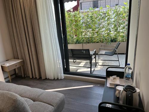 Smart and Simple Hotel Karakoy - Tap to explore photos