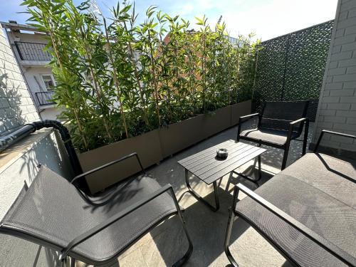 Smart and Simple Hotel Karakoy Room Type - Deluxe Double Room with Balcony