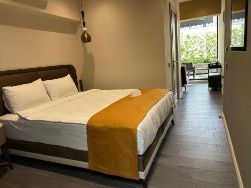 Smart and Simple Hotel Karakoy - Tap to explore photos