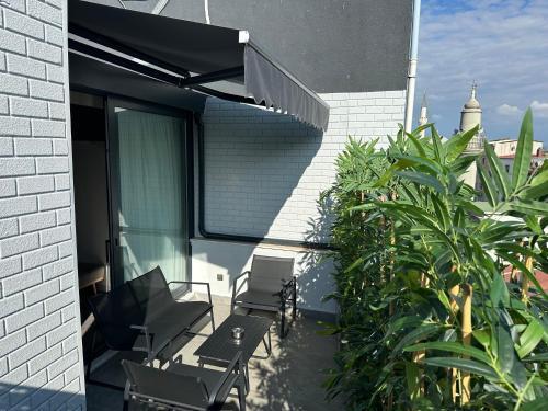 Smart and Simple Hotel Karakoy - Tap to explore photos