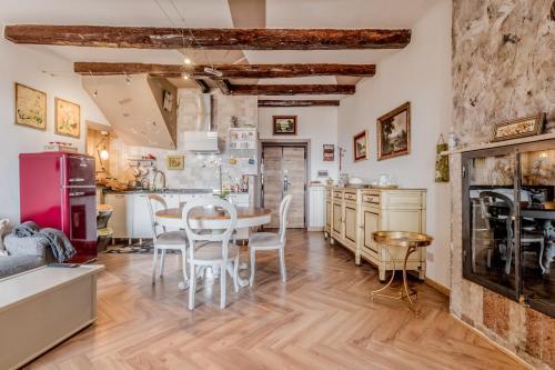 Country Chic House - Tap to explore photos