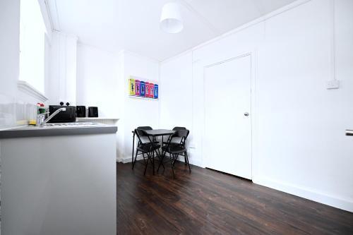 Peaceful and central Leicester Square Apartment - Tap to explore photos