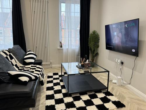 Stunning Flat near Stratford Shopping Centre - Tap to explore photos