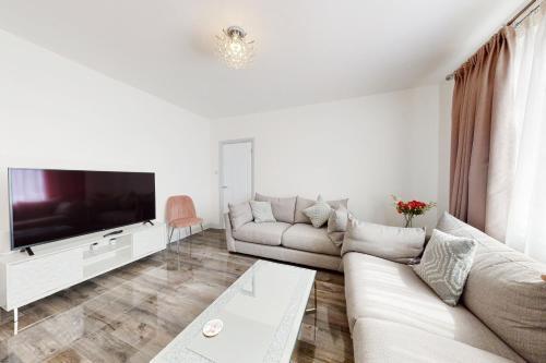 Modern 3 bedroom House with garden & private parking - Tap to explore photos