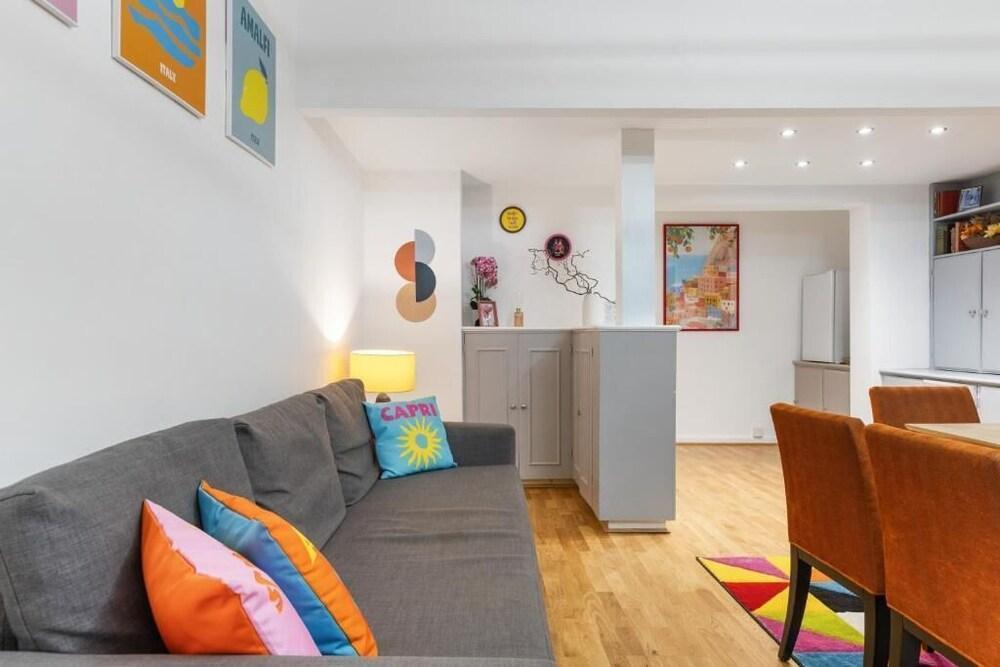 Hyde Park Arty Apartment - Tap to explore photos