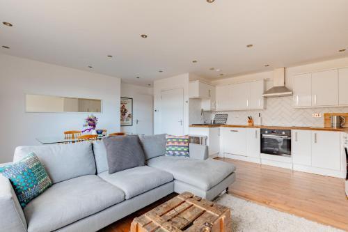 Contemporary 2BD Flat with Balcony Shoreditch - Tap to explore photos